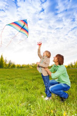 Baba çocuk izlerken uçan uçurtma süre tutan
