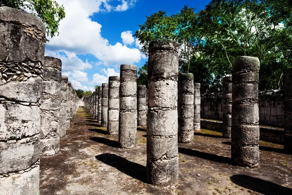 Rows of columns, Chichen Itza monument in Mexico — Stock Photo, Image
