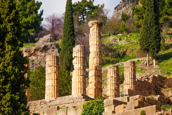 Zes geruïneerde kolommen in delphi — Stockfoto