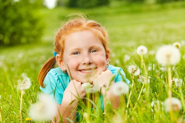 Menina coloca em uma grama — Fotografia de Stock