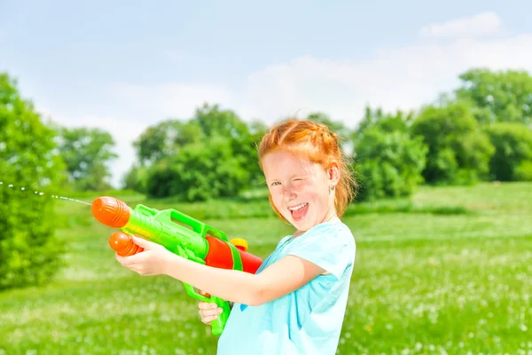 Ragazza con una pistola ad acqua — Foto Stock