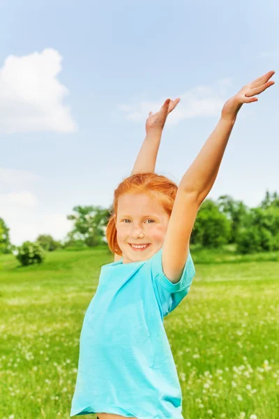 Girl raises hands — Stock Photo, Image