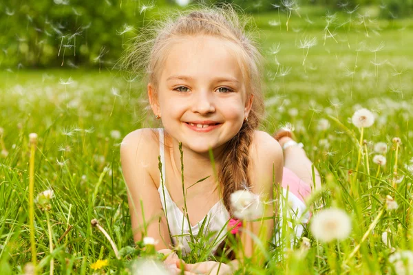 Meisje op een gras — Stockfoto