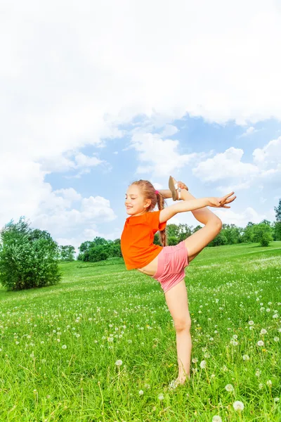 Ragazza che fa ginnastica — Foto Stock