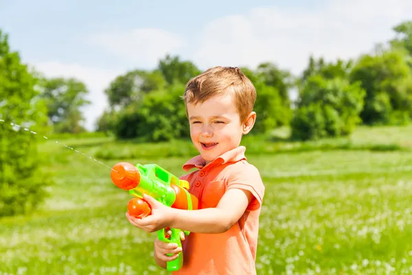 Boy with a water gun — Stock Photo, Image