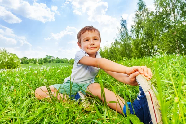 Ragazzo fa ginnastica — Foto Stock