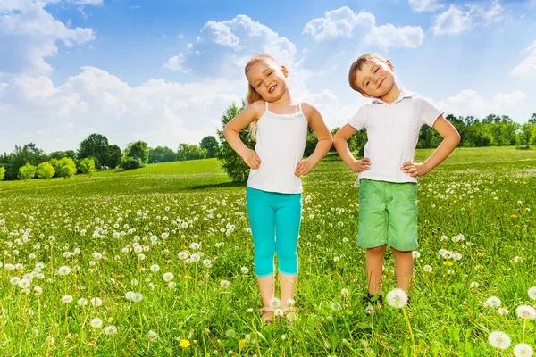 Kids doing outdoor gymnastics — Stock Photo, Image