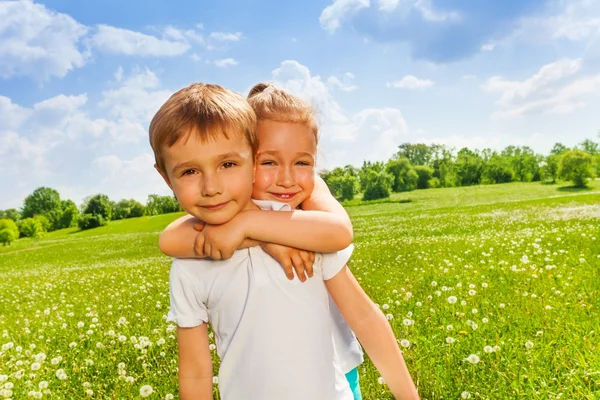 Girl embraces boy — Stock Photo, Image