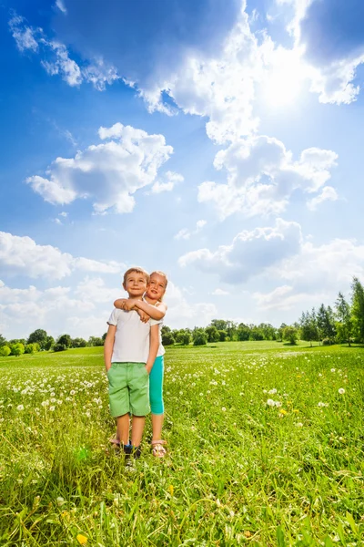 Bambini insieme su un prato — Foto Stock