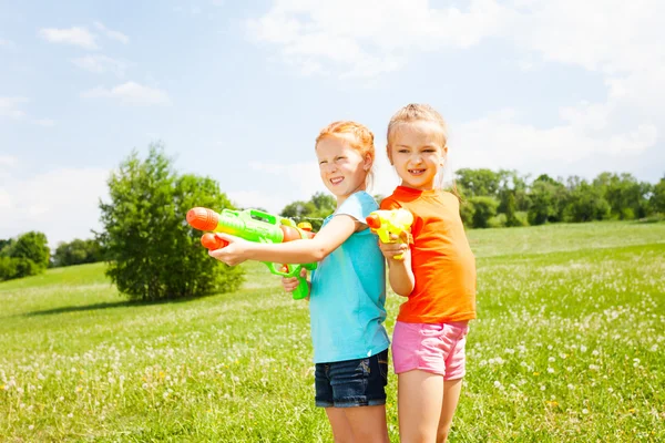 Flickor med vattenpistoler — Stockfoto