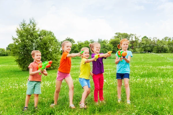 Crianças com armas de água — Fotografia de Stock