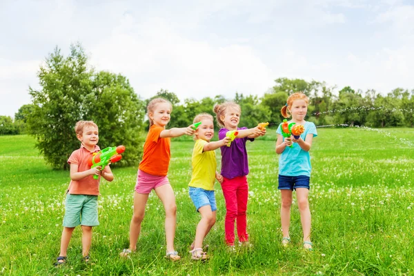 Niños con pistolas de agua — Foto de Stock