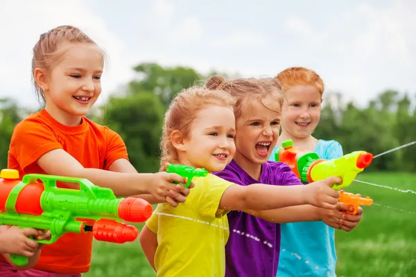 Niños con pistolas de agua — Foto de Stock