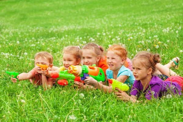 Niños con pistolas de agua —  Fotos de Stock