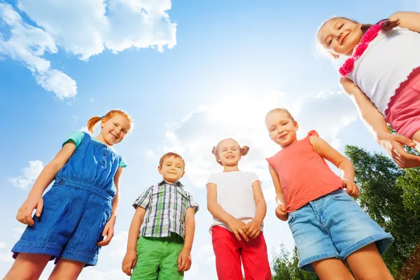 Enfants regardant vers le bas — Photo