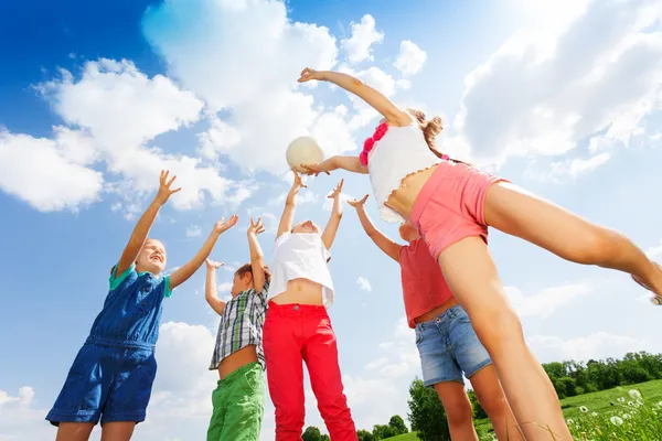 Bambini che giocano a palla — Foto Stock