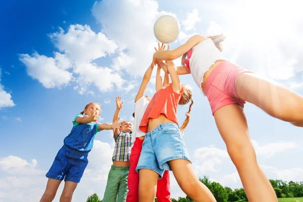 Los niños juegan pelota — Foto de Stock