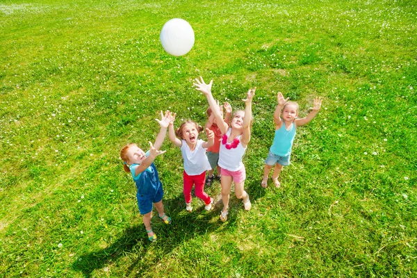 Dzieci grające w piłkę — Zdjęcie stockowe