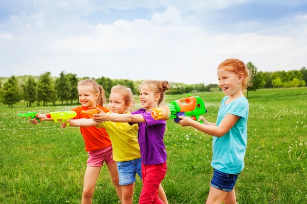 Niños con pistolas de agua — Foto de Stock