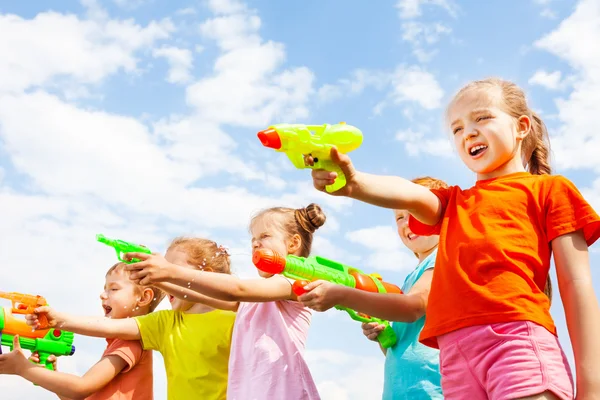 Crianças com armas de água — Fotografia de Stock