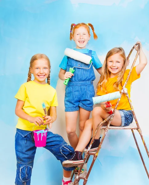 Meisjes schilders tegen muur — Stockfoto