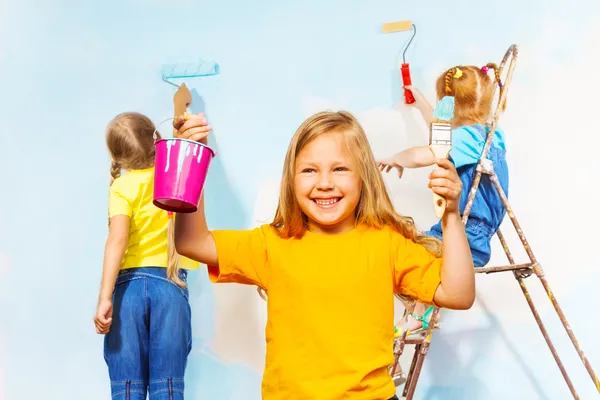 Girls painters against wall — Stock Photo, Image