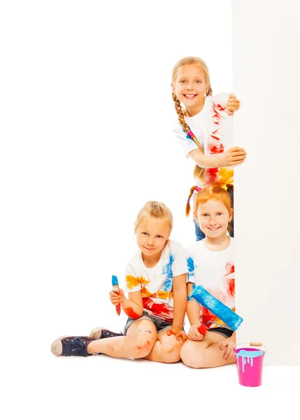 Barnen i målade skjortor — Stockfoto