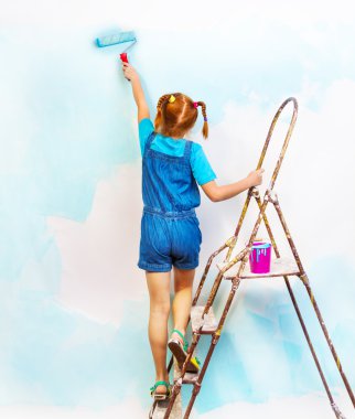 Kız bir merdiven üzerinde duruyor.