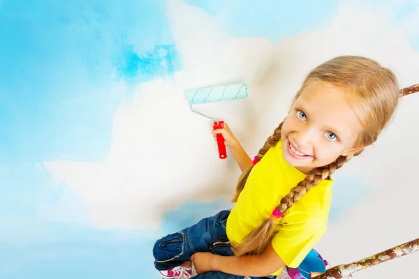 Meisje zit op een ladder — Stockfoto