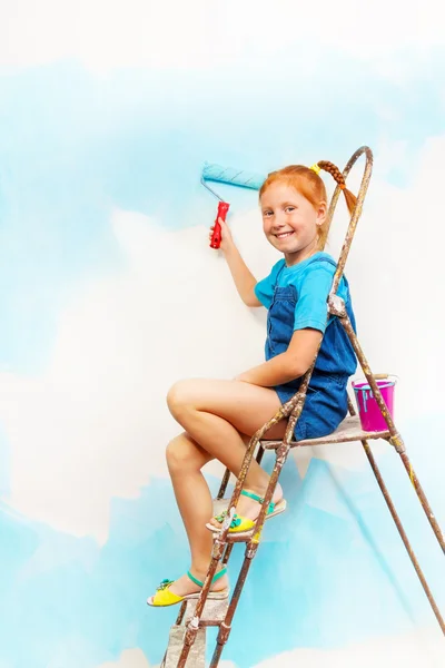 Menina senta-se em uma borda — Fotografia de Stock