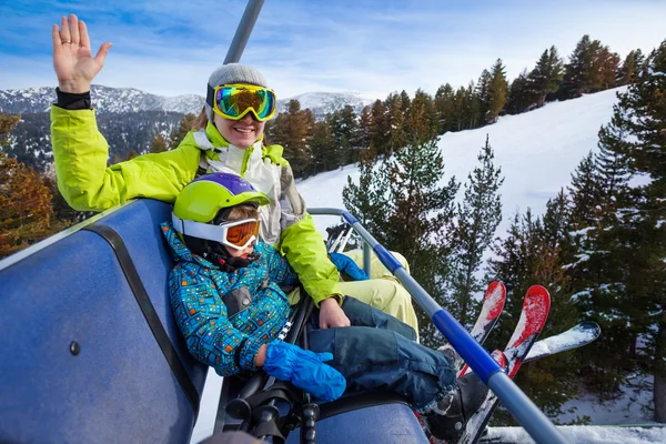 Mam en jongen op Lift — Stockfoto