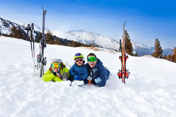 Familie liegt auf Schnee — Stockfoto