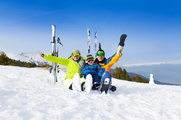 Familjen sitter på snö — Stockfoto