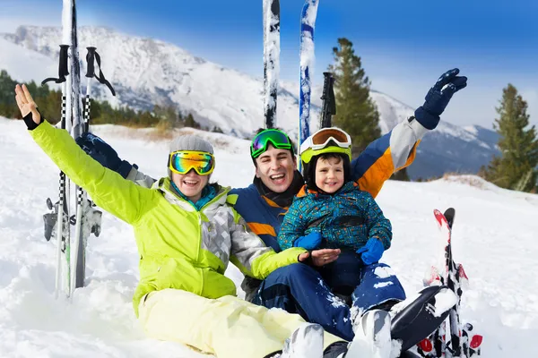 Familie na het skiën — Stockfoto