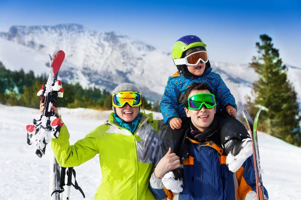 Familie in Skimasken — Stockfoto