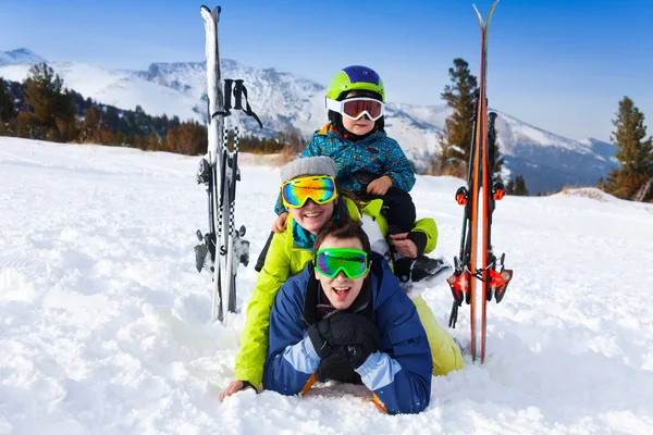 Семья в лыжных масках — стоковое фото