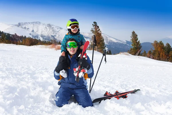 Vader in ski mask met zoon — Stockfoto