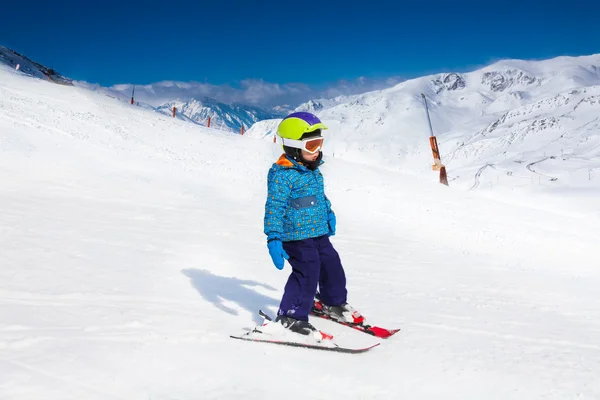 Jongen skiën — Stockfoto