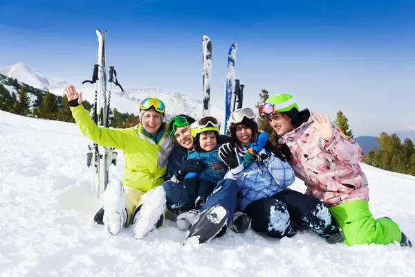 Freunde nach dem Skifahren — Stockfoto