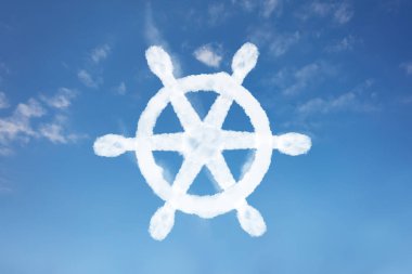 Kubernetes dümen yazılımı mavi gökyüzü üzerinde bulut konsepti