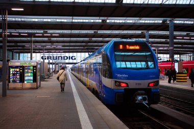 Münih, Almanya - DEC 09 2019: Münih Ana Tren İstasyonu Münih Hauptbahnhof 'da Deutsche Bahn Intercity treni