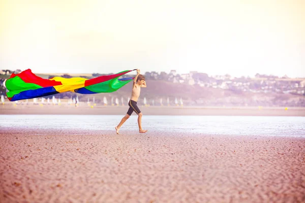 Rapaz Correr Com Tecido Paraquedas Cor Sobre Mar Praia Movimento — Fotografia de Stock