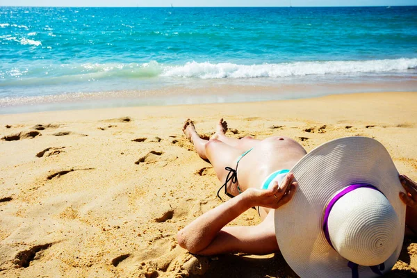 Счастливая Беременная Лежала Песчаном Пляже Соломенной Шляпе — стоковое фото