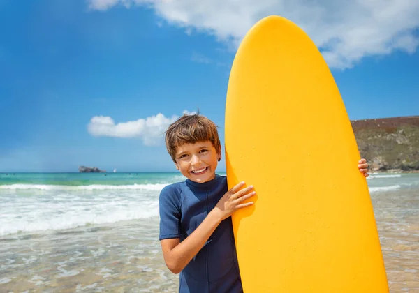 Fechar Retrato Menino Bonito Stand Hold Abraçar Prancha Surf Laranja — Fotografia de Stock