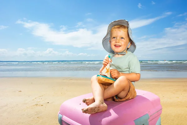 Bliski Portret Małego Chłopca Siedzącego Walizce Wakacjach Nad Morzem — Zdjęcie stockowe