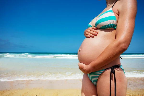 Dicht Profiel Afbeelding Van Buik Van Zwangere Vrouw Zee Achtergrond — Stockfoto