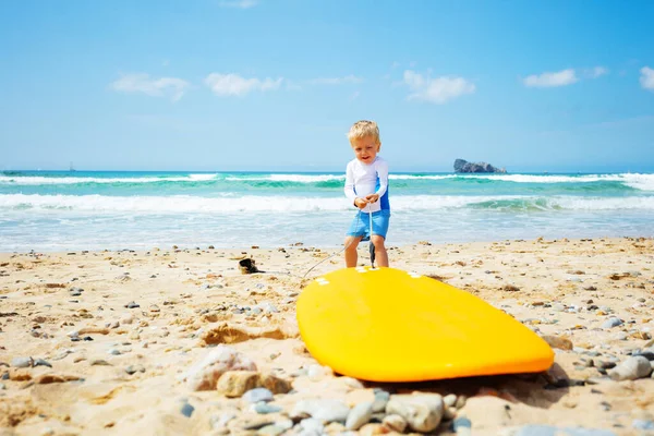 Blond Söt Liten Pojke Stranden Stå Dra Surfbräda Till Havet — Stockfoto