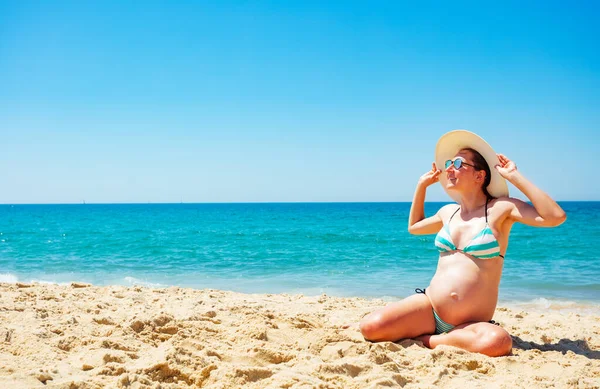 Έγκυος Γυναίκα Κάθεται Στην Άμμο Στην Παραλία Μεγάλη Κοιλιά Φορώντας — Φωτογραφία Αρχείου