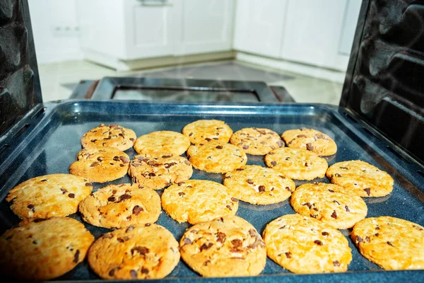 Puerta Abierta Horno Galletas Calientes Recién Horneadas Bandeja —  Fotos de Stock