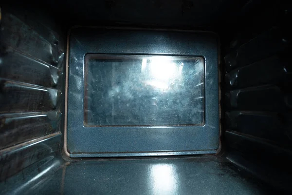 扉付きの内からの空のオーブンビューの内部 — ストック写真